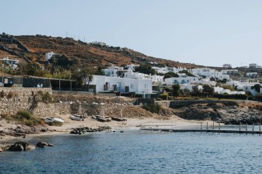 Agios Ioannis, Yunanistan - 24 Eylül 2019: Üzerinde duran küçük bir şapelin adı verilmiş küçük Agios Ioannis plajı tarihi Delos adasına bakıyor.