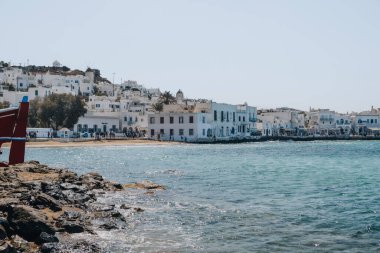Mykonos Town, Yunanistan - 24 Eylül 2019: Adanın başkenti Mykonos Town olarak da bilinen Hora 'daki kıyı binalarının Ege Denizi' ne bakın.