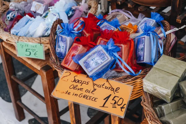 希腊梅科诺斯镇 2019年9月24日 当地生产的肥皂在岛上保存完好的港口和首府梅科诺斯镇的市场摊位上出售 — 图库照片