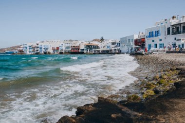 Mykonos Town, Yunanistan - 24 Eylül 2019: Hora 'daki Küçük Venedik Sahili (Mykonos Town), arka planda bulunan çok iyi korunmuş liman ve başkent adaları, ikonik binalar sırası.