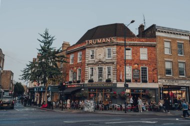 Londra, İngiltere - 03 Eylül 2021: Trumanlar 'ın yolundan Londra' nın doğu ucundaki Golden Heart Pub, bir dizi market, bar ve restorana ev sahipliği yapan trend bir yer..