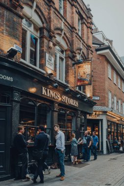 Londra, İngiltere - 03 Eylül 2021: Londra 'nın doğu ucundaki Kings Stores barının önünde içen ve sosyalleşen insanlar, bir dizi market, bar ve restorana ev sahipliği yapan trend bir bölge..