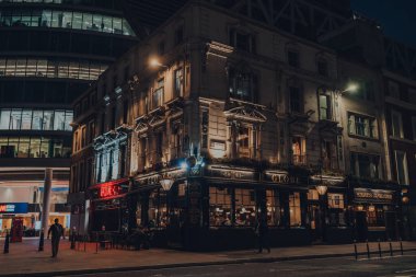 Londra, İngiltere - 03 Eylül 2021: Londra 'da büyük bir cadde olan Moorgate' deki Globe Bar 'ın dışında akşam saatlerinde aydınlandı.