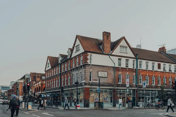 Londra, İngiltere - 3 Eylül 2021: Spitalfields Pazarı 'nın dış cephesi, Londra' nın en iyi Viktorya Marketlerinden biridir..