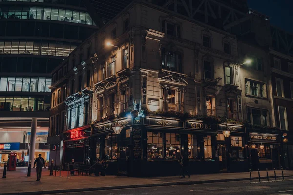 ロンドン 2021年9月3日 ロンドン市内の主要通りであるムーアゲートにあるグローブパブの照光式外観 — ストック写真