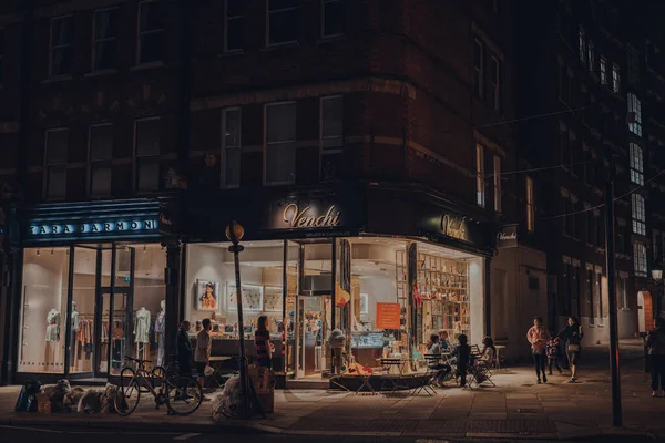 Лондон Велика Британія Вересня 2021 Ввечері Люди Межами Магазину Морозива — стокове фото