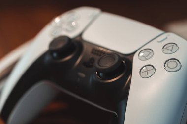 Londra, İngiltere - 25 Mayıs 2021: Beyaz Playstation 5 (PS5) DualSense kablosuz kontrolörü. Playstation 5, Sony 'nin Kasım 2020' de piyasaya sürdüğü video oyunu konsolu..
