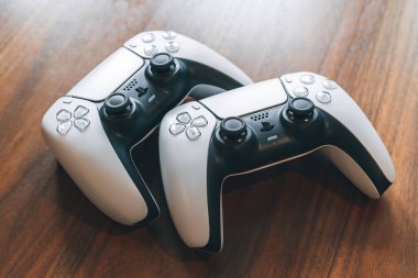 Londra, İngiltere - 25 Mayıs 2021: Masadaki iki Playstation 5 (PS5) denetleyicisini kapatın. Playstation 5, Sony 'nin Kasım 2020' de PlayStation 4 'ün ardılı olarak piyasaya sürdüğü son video oyunu konsoludur..