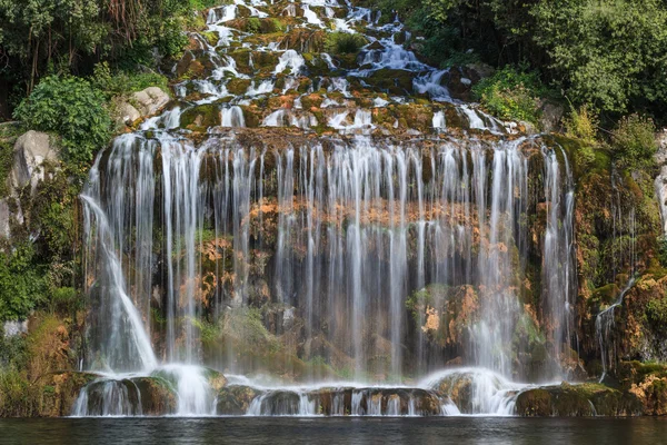 Agua que fluye en una montaña de piedra —  Fotos de Stock