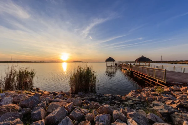 SUNET över sjön — Stockfoto