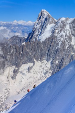 Dağcıların Mont Blanc massif üzerinde 