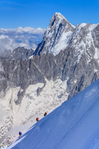 Dağcıların Mont Blanc massif üzerinde — Stok fotoğraf