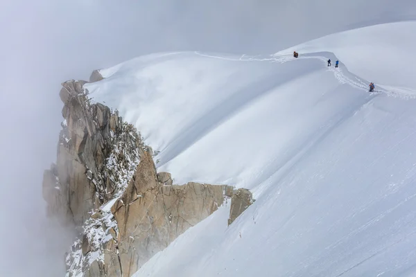 Dağcıların Mont Blanc massif üzerinde — Stok fotoğraf