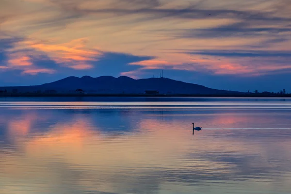 Pôr do sol sobre o lago — Fotografia de Stock