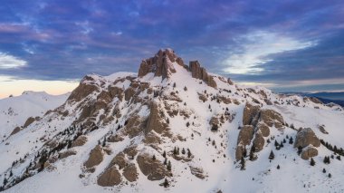 Kışın dağın zirvesinde. Ciucas Dağları Romanya.