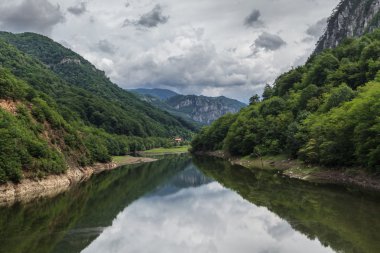 Cerna Nehri