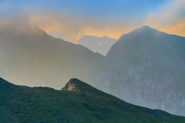 gündoğumu Fagaras Dağların üzerinden
