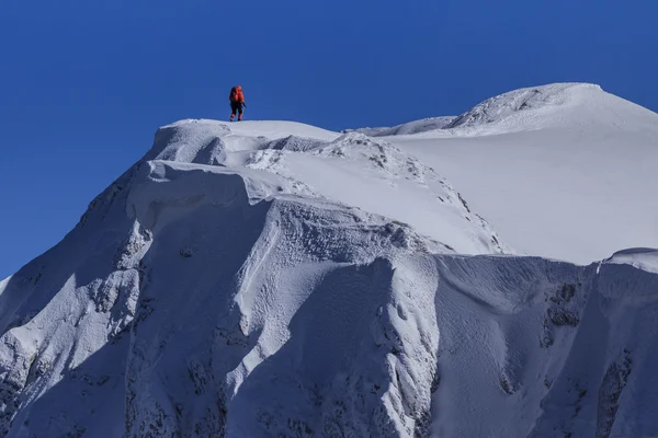 Wspinaczka na góry zimą — Zdjęcie stockowe