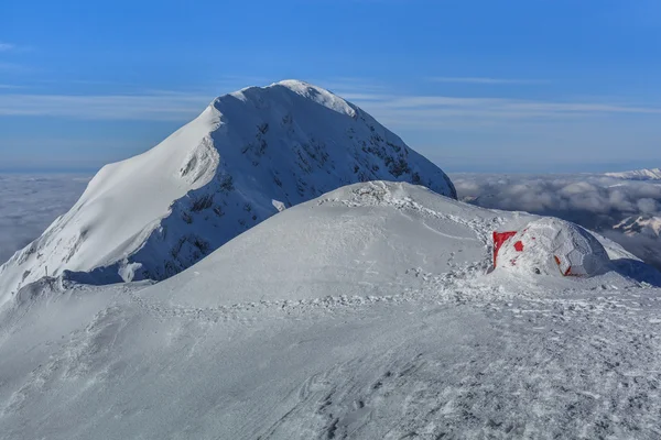 Вершина горы зимой — стоковое фото