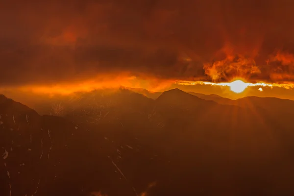 Salida del sol en las montañas Fagaras — Foto de Stock