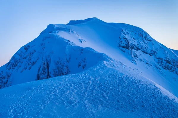 Berggipfel im Winter — Stockfoto