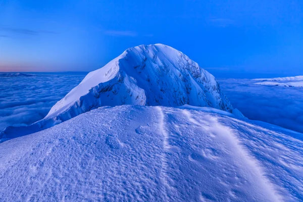 Sommet de montagne en hiver — Photo