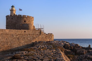 mandraki Limanı, güneş doğuyor. Rhodes, Yunanistan