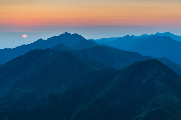 Fagaras Dağları, Güney Karpatlar üzerinde gündoğumu — Stok fotoğraf