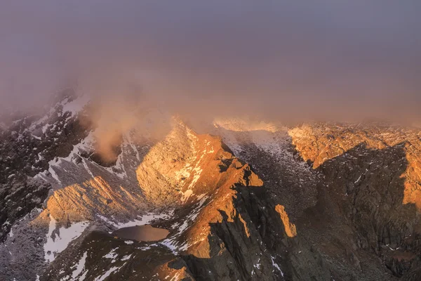 Caltun-sjøen i Fagaras-fjellene – stockfoto