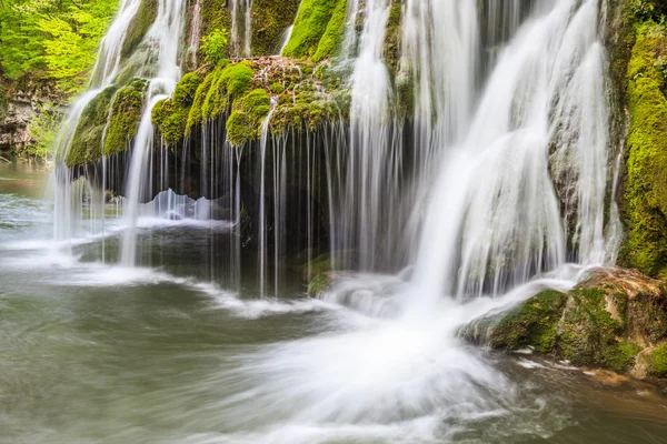 Cascada Bigar Falls en Nera Beusnita Gorges National Park, Rumania —  Fotos de Stock