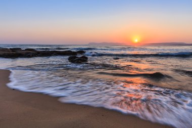 Sahilde gün doğumu