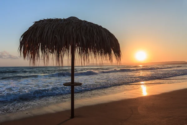 Zonsopgang op het strand — Stockfoto