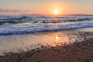 Sahilde gün doğumu