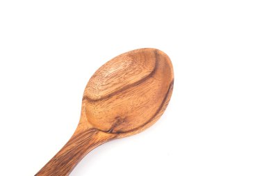 Beyaz arka plan üzerinde kahverengi tahta kaşık isolete