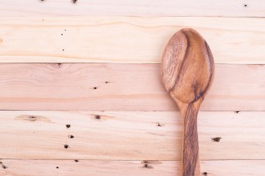 Ahşap arka plan üzerinde kahverengi tahta kaşık