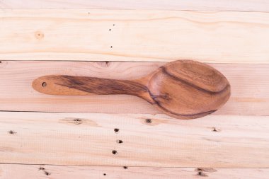 Ahşap arka plan üzerinde kahverengi tahta kaşık