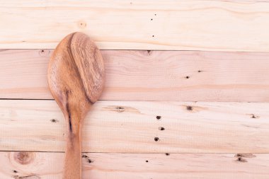 Ahşap arka plan üzerinde kahverengi tahta kaşık