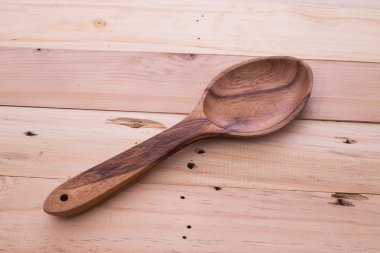Ahşap arka plan üzerinde kahverengi tahta kaşık