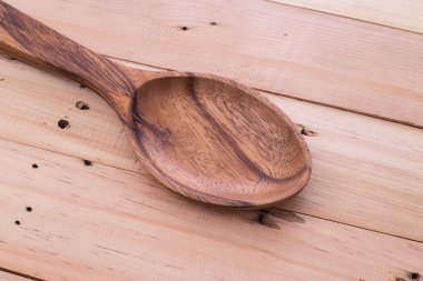 Ahşap arka plan üzerinde kahverengi tahta kaşık