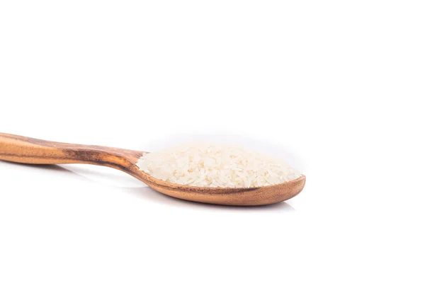 Brązowy drewnianą łyżką i ryż izolować na białe tło — Zdjęcie stockowe