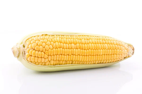 Corn cob isolated on white background with. with green leaves — Stock Photo, Image
