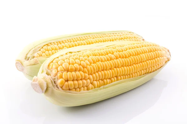 Corn cob isolated on white background with. with green leaves — Stock Photo, Image