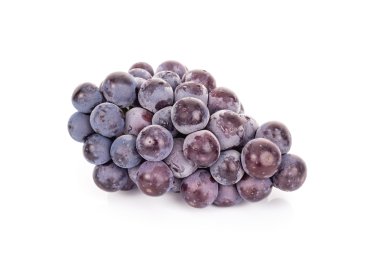 Beyaz arkaplanda izole edilmiş mor üzümler.