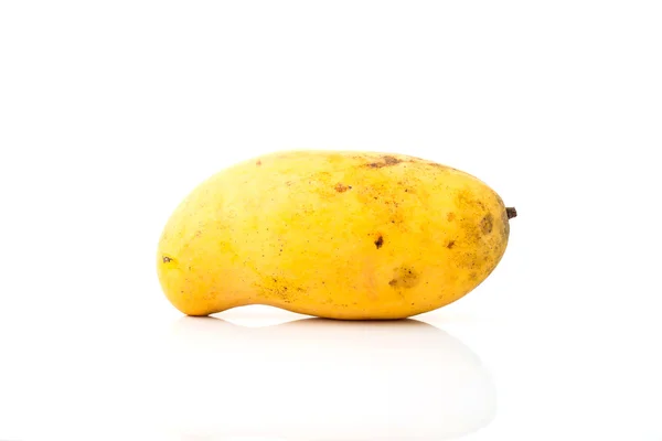 Mango amarillo aislado sobre fondo blanco. — Foto de Stock