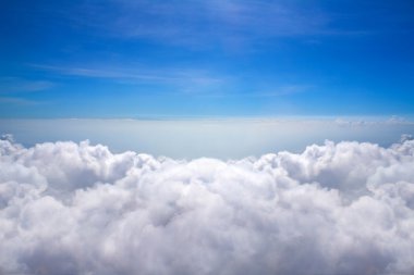 bulutlar ve gökyüzü mavi, bir uçağın penceresinden incelendi