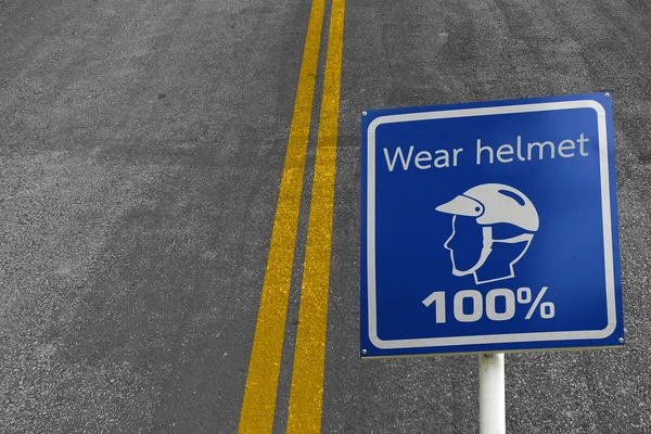 Le signe de zone de sécurité de porter un casque pour la sécurité sur la route — Photo