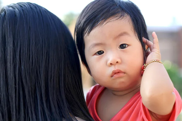 Baby girl travel to zoo with his mother — Stock Photo, Image