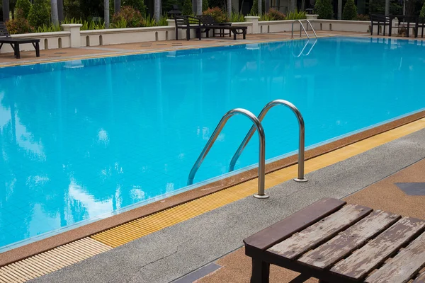 Pool med vacker blå vatten — Stockfoto