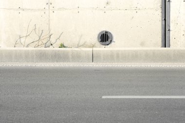 Somut yapı ayrıntıları ve otoyolun bir kısmı. Yuvarlak havalandırmalı beton duvar dokusu.