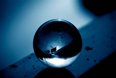 Lenslerle otoyol manzarası. Ters sokak manzaralı cam top. Mercek topu fotoğrafçılığı.